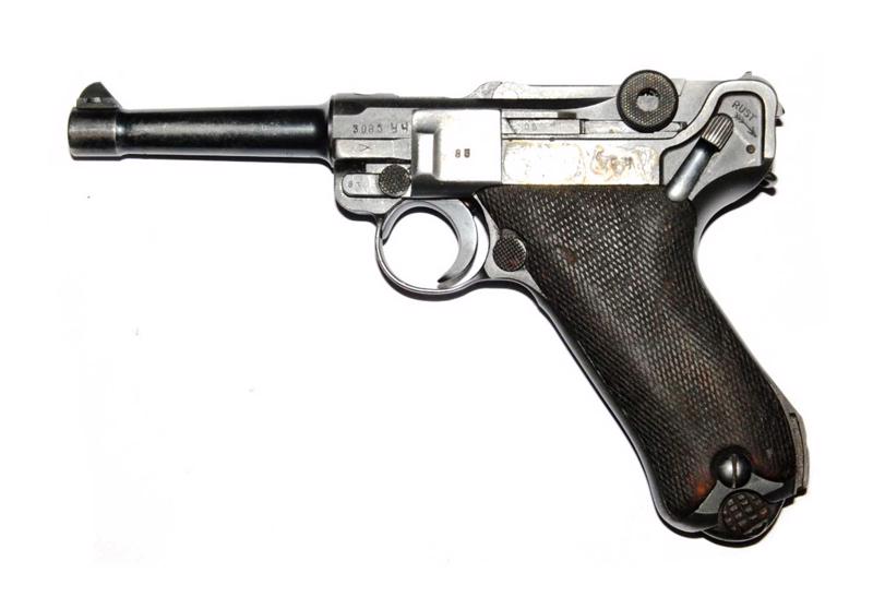 8. attēls. Pusautomātiskā pistole P.P.08 (Parabellum P.08), 1928. gads, Vācijas ražojums Nīderlandei, Mauzera firmas ieroču rūpnīca Obendorfā, kalibrs 9 mm.