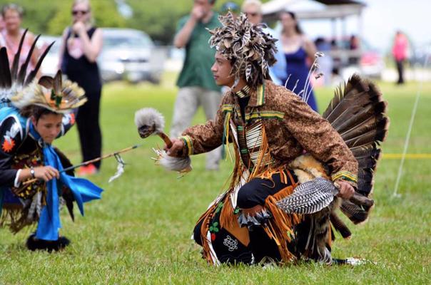 Ziemeļamerikas pamatiedzīvotāju indiāņu dejotājs piedalās tradicionālajās dejās pauvau svētku laikā. Virdžīnijas pavalsts, ASV, 25.05.2014.