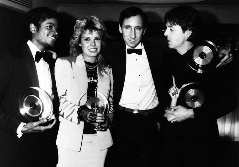 No kreisās: Maikls Džeksons (Michael Jackson), Kima Vailda, Pīts Taunzends (Pete Townshend) un Pols Makartnijs (Paul McCartney) britu mūzikas industrijas balvu Brit Award pasniegšanas ceremonijā. Londona, 16.02.1983.