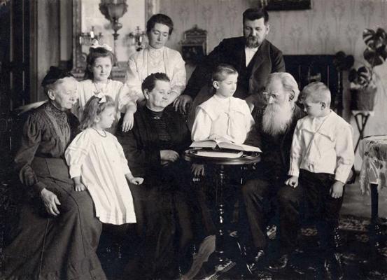 Krišjānis Barons un Dārta Barone kopā ar dēla ģimeni Rīgā, Kr. Barona ielā 25 (pirms aizbraukšanas uz Burtnieku māju). 1902. gads.