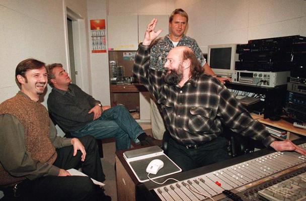 No kreisās: Guntars Ruņģis, Miervaldis Jenčs un Nauris Puntulis ieraksta disku Ivara Vīgnera (pie pults) studijā "Studio 55". Rīga, 04.10.1999.