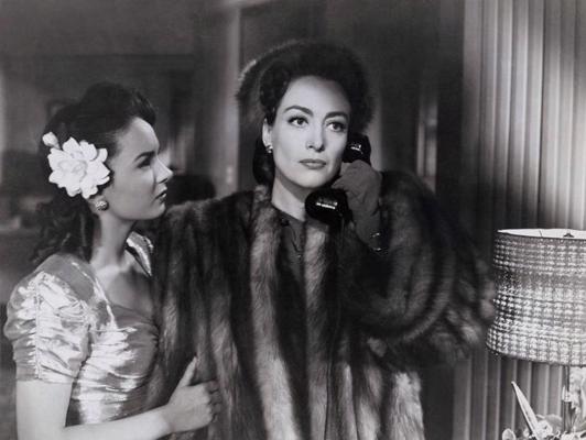 Ena Blaita (Ann Blyth) un Džoana Kroforda filmā "Mildreda Pīrsa", 1945. gads.