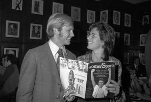 Billija Džīna Kinga ar sieviešu sporta žurnāla womenSports pirmo numuru un savu vīru Leriju Viljamu Kingu. ASV, 30.05.1974.