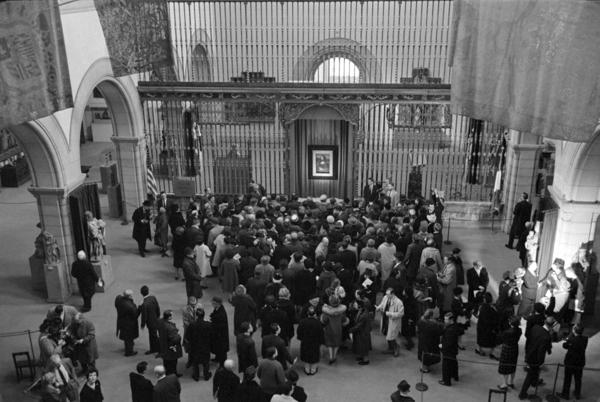 Skatītāji aplūko gleznu "Mona Liza" pie Metropoles mākslas muzeja (Metropolitan Museum of Art) Ņujorkā. ASV, 07.02.1963.