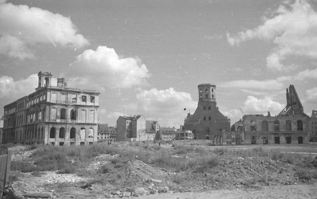 Izpostītais Rātslaukums. Rīga, 1944. gads.