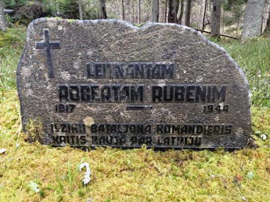 Piemiņas akmens leitnantam Robertam Rubenim Puzes pagasta Dzelzkalnu kapos. 2022. gads.
