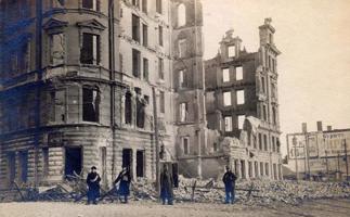 Skats uz bermontiešu sašautajām ēkām Vecrīgā. 11.1919.