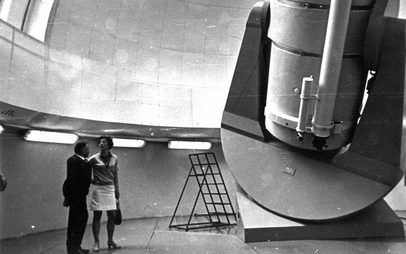 Jānis Ikaunieks demonstrē Šmita teleskopu. Ķekavas novads, ap 1967. gadu.