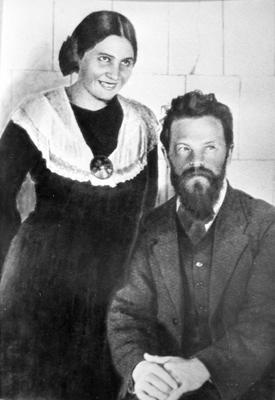 Jānis Jaunsudrabiņš ar sievu Lizeti. 1912. gads.