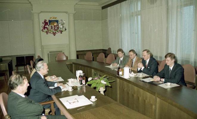 Ziemeļatlantijas Asamblejas prezidenta Dr. Lioka Buvāra un ģenerālsekretāra Dr. Petera Korterjē tikšanās ar Ministru prezidentu Valdi Birkavu. Ministru kabinets, 20.05.1994.