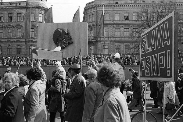 Pirmā maija parāde Komjaunatnes krastmalā. Rīga, 20. gs. 70. gadu beigas.