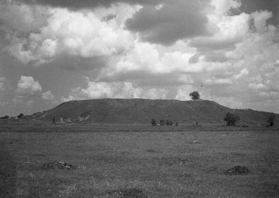 Skats no dienvidrietumiem uz Dignājas pilskalnu Jēkabpils apriņķa Dignājas pagastā. 07.1939.