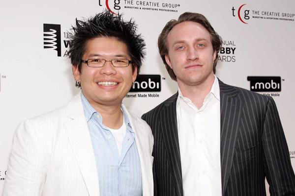 Sociālā medija YouTube izveidotāji Stīvs Čens un Čads Hērlijs ikgadējā balvu pasniegšanas ceremonijā The Webby Awards. Ņujorka, 05.06.2007.