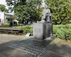 Teodora Zaļkalna veidotais piemineklis Rūdolfam Blaumanim (1929). Rīga, 20.09.2019.