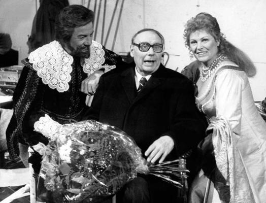 Komiskās operas “Vēl vien’ opera” autors Heincs Erhards (pa vidu) ar aktieriem Margitu Šrammu (Margit Schramm) un Rūdolfu Šoku (Rudolf Schock). Vācija, 1979. gads.