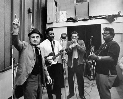 No kreisās: Filips Čess vada Madija Votersa, Litla Voltera un Bo Didlija albuma "Super Blues” ierakstu sesiju. Čikāga, ASV, 1967. gads.