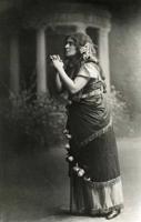 Otīlija Kristīne Muceniece Gunas tēlā iestudējumā "Sidraba šķidrauts". Jaunais Latviešu teātris, 1905. gads.