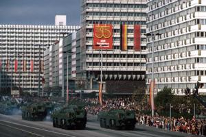 Nacionālās tautas armijas parāde par godu Vācijas Demokrātiskās Republikas 35. gadadienai. Berlīne, Vācija, 1984. gads.