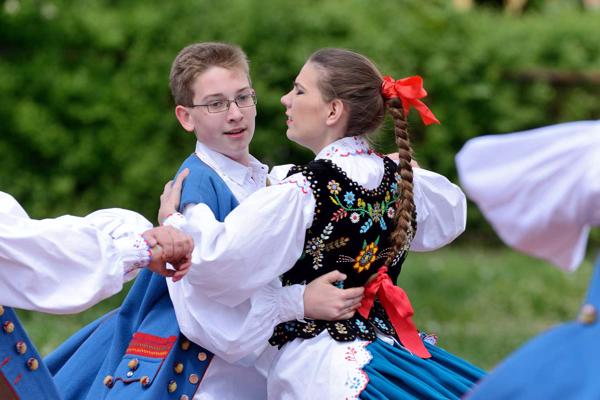 Tautas deju ansamblis dejo mazurku. Lodza, Polija, 17.05.2015.