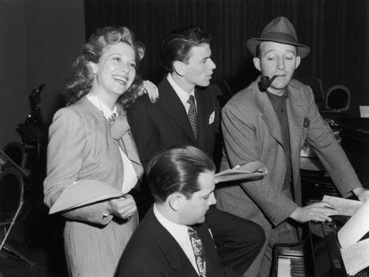 Daina Šora, Frenks Sinatra un Bings Krosbijs pirms radio ieraksta. Ap 1944. gadu. 