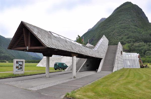 Arhitekta Sverres Fena projektētais Norvēģijas Ledāju muzejs Fjerlandē (Norsk Bremuseum, Fjærland, 1991–2002). 02.07.2010.