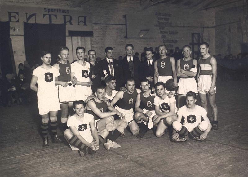 Latvijas un Lietuvas valstsvienības basketbolā. "Koncentra" vingrotava Rīgā, 1926. gads.
