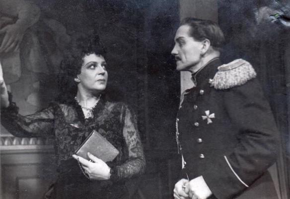 Lilita Bērziņa titullomā un Hermanis Vazdiks Vronska lomā Ļeva Tolstoja romāna "Anna Kareņina" iestudējumā. 1949. gads.