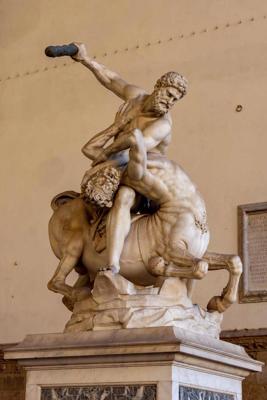 Hērakls cīnās ar kentauru Nesu – skulptūra Sinjorijas laukumā (Piazza della Signoria). Florence, Itālija, 03.10.2022.