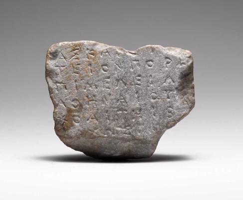 Atiskā dialekta fragments, atrasts Grieķijā, Atikā. Marmors, 4.–3. gs. p. m. ē.