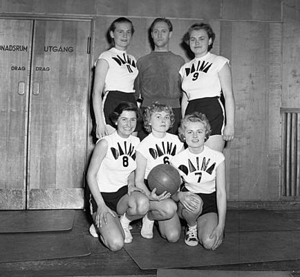 Sporta kluba "Rīga" sieviešu basketbola vienība "Daina" kopā ar treneri Juri Reneslāci. 1956. gads.