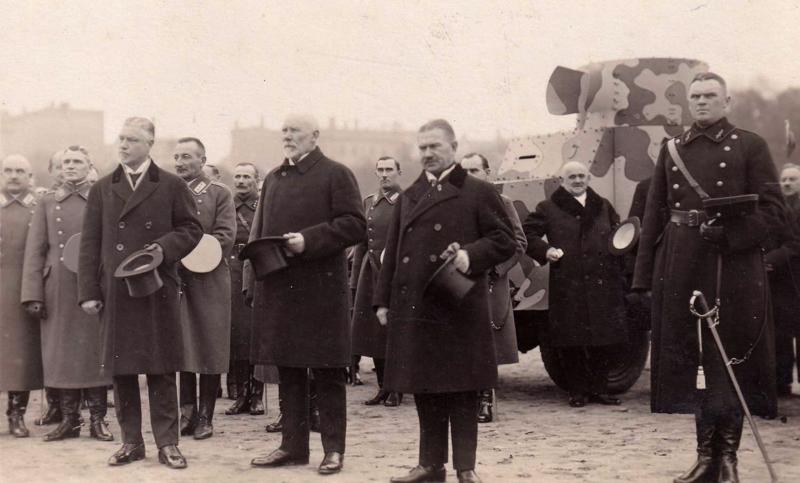 Pulkvedis Oto Grosbarts (pirmais no labās) līdzās Latvijas augstākajām amatpersonām, tostarp prezidentam Jānim Čakstem. Aizmugurē bruņotais automobilis “Sargs”. 1926. gads.