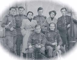Jānis Streičs (pirmais no kreisās) armijas pašdarbības ansamblī. 20. gs. 50. gadu beigas.