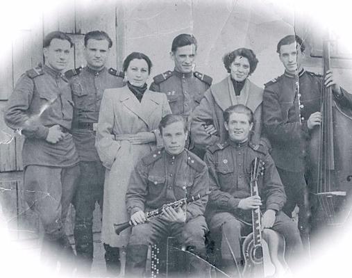 Jānis Streičs (pirmais no kreisās) armijas pašdarbības ansamblī. 20. gs. 50. gadu beigas.