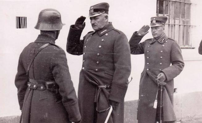 Latvijas armijas Zemgales divīzijas komandieris ģenerālis Rūdolfs Bangerskis ar štāba priekšnieku pulkvedi Andreju Bubindusu. Ap 1935. gadu.