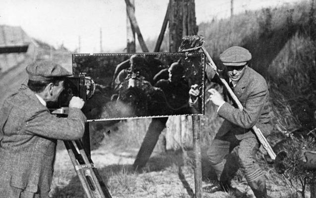 Filmas "Lāčplēsis" uzņemšana. No kreisās: operators Jānis Sīlis, režisors Aleksandrs Rusteiķis. 1929. gads.