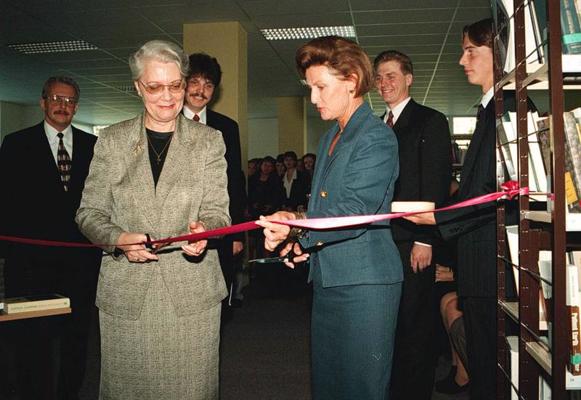 Norvēģijas karaliene Sonja valsts vizītes laikā Latvijā kopā ar Latvijas Valsts prezidenta kundzi Ainu Ulmani atklāj bibliotēku Vidzemes Augstskolā. Valmiera, 03.09.1998.