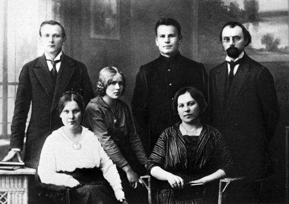 Jānis Zālītis (stāv pirmais no kreisās) ar saviem studiju biedriem Pēterburgas konservatorijā. 1904.–15. gads.
