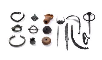 Bronzas rotaslietas, māla un dzelzs darbarīki. Aglonas Madalāni, pilskalns, 13.–14. gs.