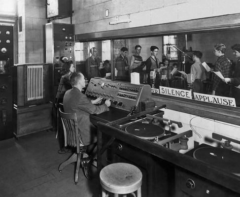 Studenti ieraksta savas kompozīcijas Bruklinas Tehniskās vidusskolas radio studijā. Ņujorka, ap 1948. gadu.