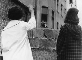 Berlīnes mūra sadalītās ģimenes māj viena otrai pretī. 26.08.1961.