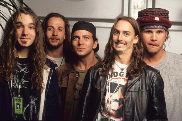 Grupa Pearl Jam. Edijs Veders, Maiks Makridijs, Džefs Aments, Stouns Gasārds un Deivids Abruzīss. Holande, 08.06.1992.