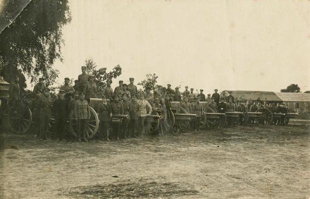 5. Cēsu kājnieku pulka karavīri ar izlūkgājienā iegūtajiem lielgabaliem. Latgales fronte, 1920. gada vasara.