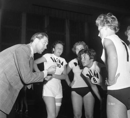 Juris Reneslācis dod instrukcijas sporta kluba "Rīga" sieviešu basketbola vienības "Daina" spēlētājām. 1955. gads.