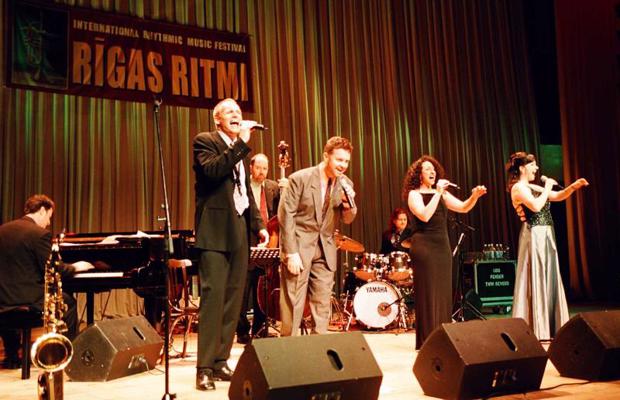Grammy balvas ieguvēji "The New York Voices" no ASV uzstājas džeza festivāla "Rīgas ritmi 2002" Galā koncertā. 06.07.2002.