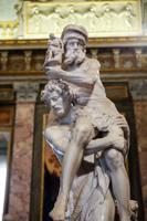 Džana Lorenco Bernīni (Gian Lorenzo Bernini) skulptūra, kurā atveidots Enejs, Anhīss un Askanijs. Borgēzes galerija Romā, 2015. gads.