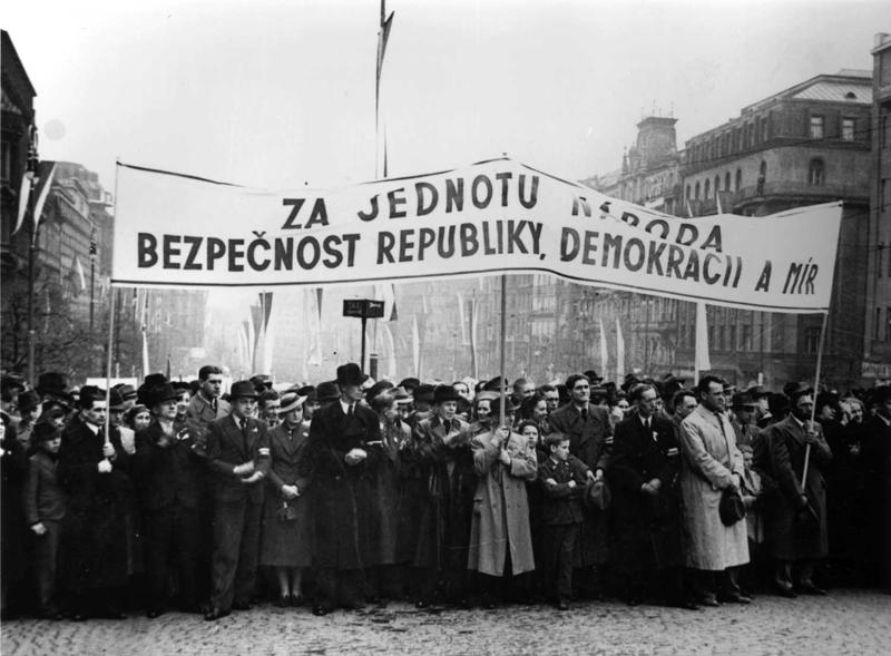 Plakāts ar uzrakstu "Par tautas vienību, republikas drošību, demokrātiju un mieru" politiskās demonstrācijas laikā. Prāga, Čehoslovākija, 1938. gads.
