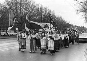 Trimdas baltiešu sieviešu gājiens Melburnā, protestējot pret Vitlama valdības lēmumu atzīt Baltijas valstu inkorporāciju Padomju Savienībā de iure. Austrālija, 28.09.1974.