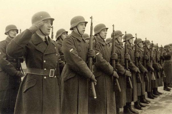 Jauniesauktie latviešu leģionāri parādē, apbruņoti ar karabīnēm Kar.98k. Rīga, 1943. gads.