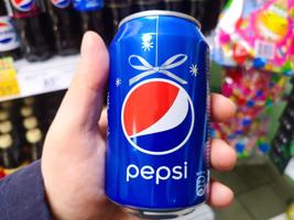 Dzēriena zīmola "Pepsi" iepakojums svētku laikā. Kazaņa, Krievija, 2020. gads.
