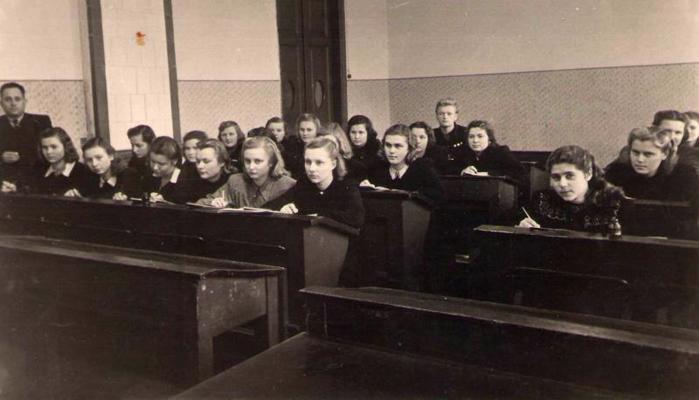 Daugavpils Valsts skolotāju institūta Valodas un literatūras fakultātes studenti nodarbībā. 1950. gads.